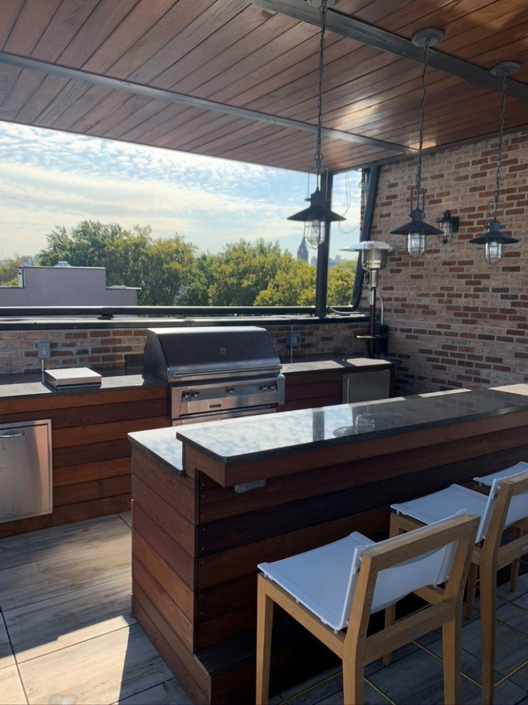 Idée de décoration pour un grand balcon minimaliste avec des solutions pour vis-à-vis, une extension de toiture et un garde-corps en métal.