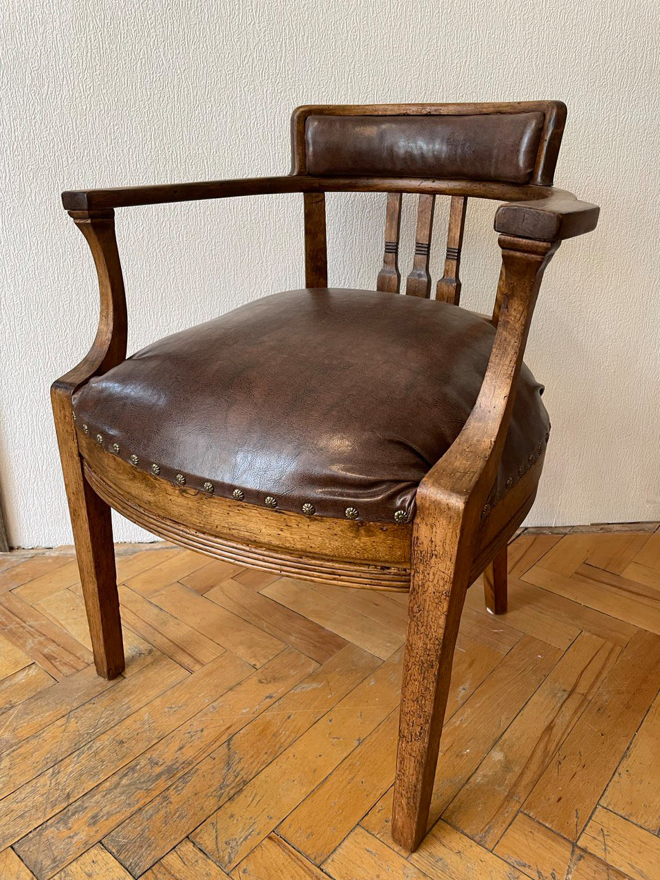 Гарнитур: 2 книжных шкафа, кресло, стулья. Реставрация.