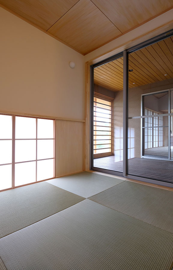 他の地域にある和モダンなおしゃれなファミリールームの写真