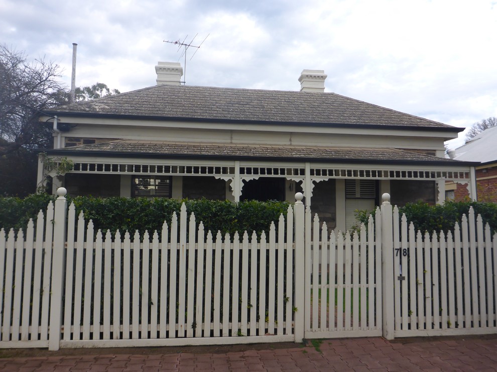 Example of a mid-sized classic home design design in Adelaide