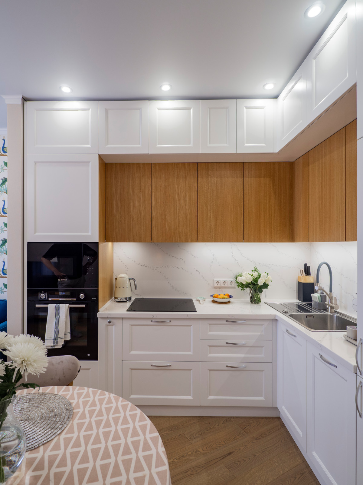 Уютная белая неоклассическая кухня с элементами под дерево