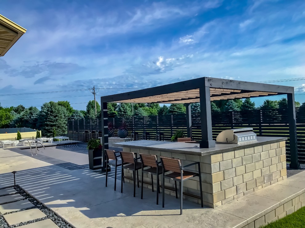 Transitional pool photo in Chicago