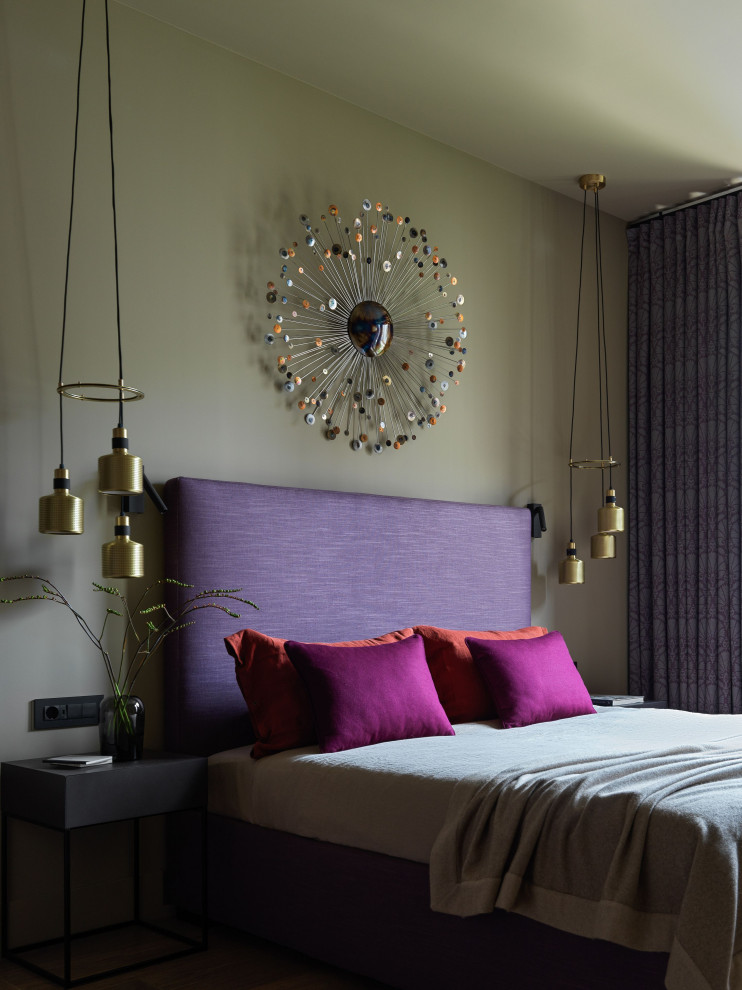 На фото: хозяйская спальня среднего размера в современном стиле с бежевыми стенами, паркетным полом среднего тона и коричневым полом