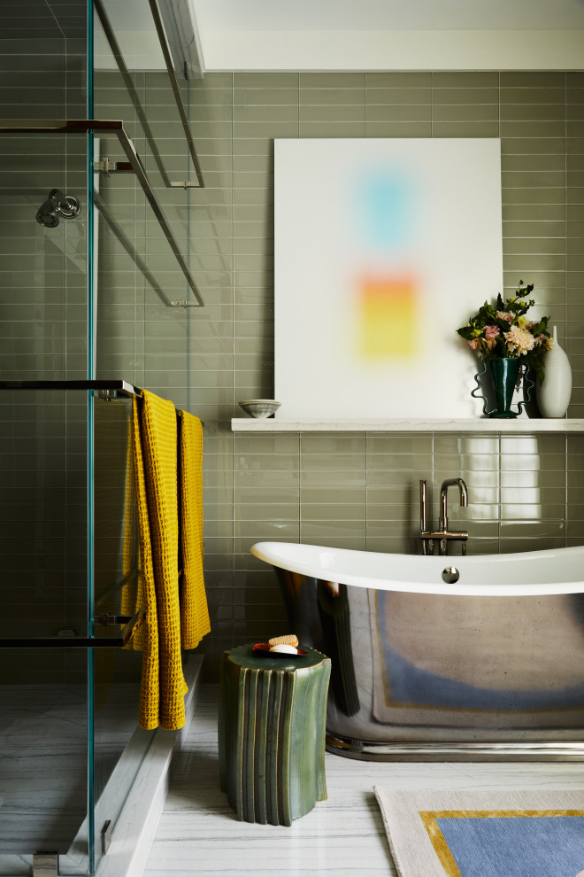 Ispirazione per una grande stanza da bagno padronale design con vasca freestanding, doccia ad angolo, pareti verdi, pavimento in marmo, pavimento bianco e porta doccia scorrevole