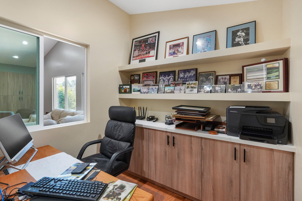 This is an example of a country home office in Los Angeles.
