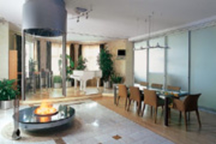 Супрематизм и ветка сакуры