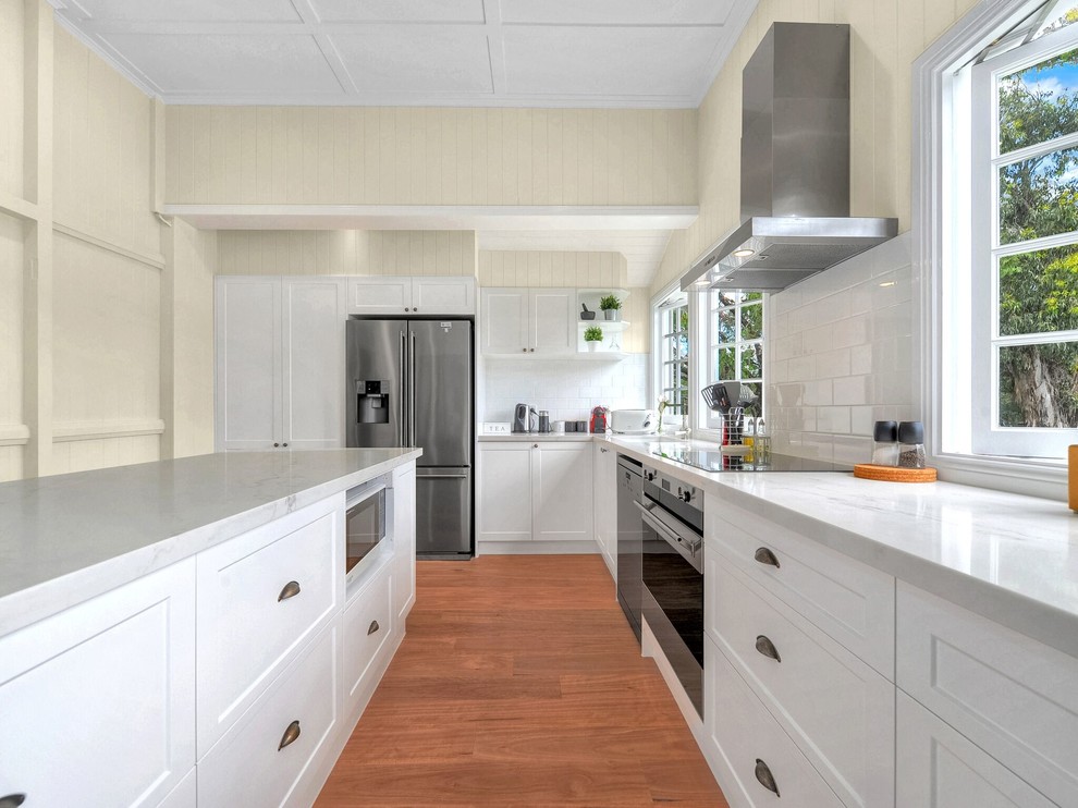 Inspiration for a transitional kitchen in Brisbane.