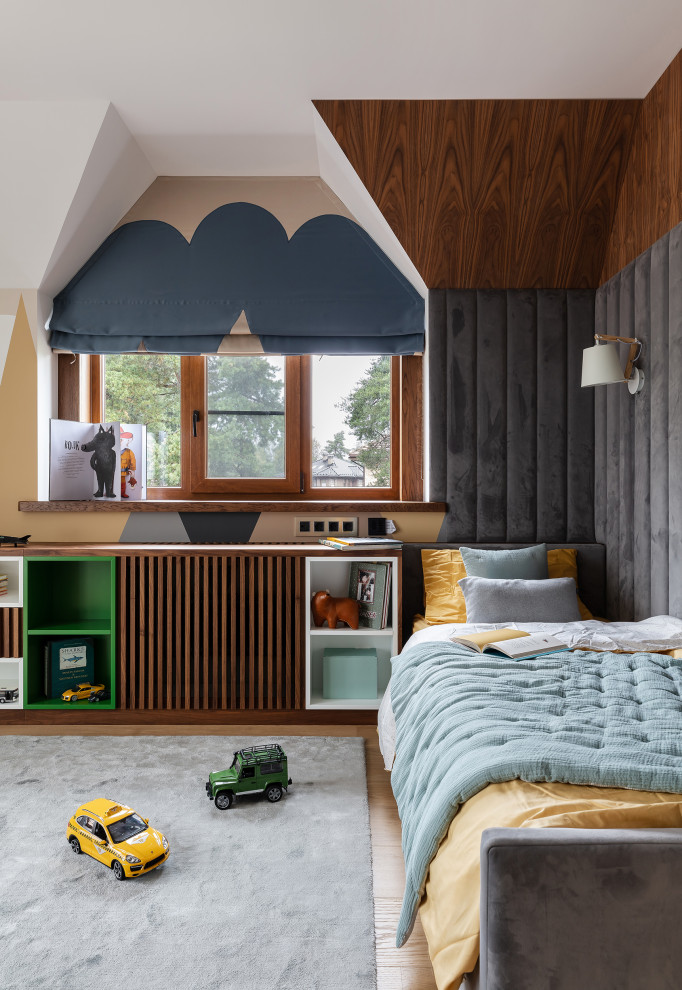 Foto på ett stort funkis könsneutralt barnrum kombinerat med lekrum och för 4-10-åringar, med flerfärgade väggar, ljust trägolv och grått golv