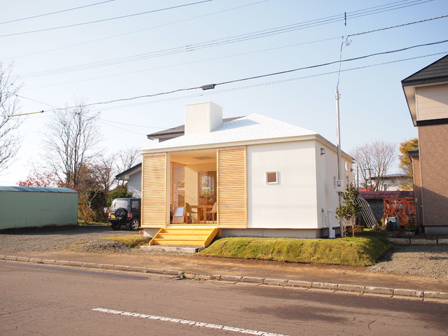小さな白いカフェ moderno-facciata