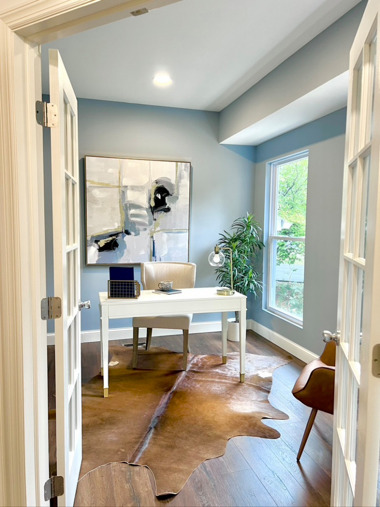 Idée de décoration pour un bureau tradition avec un mur bleu, parquet foncé, un bureau indépendant et un sol marron.