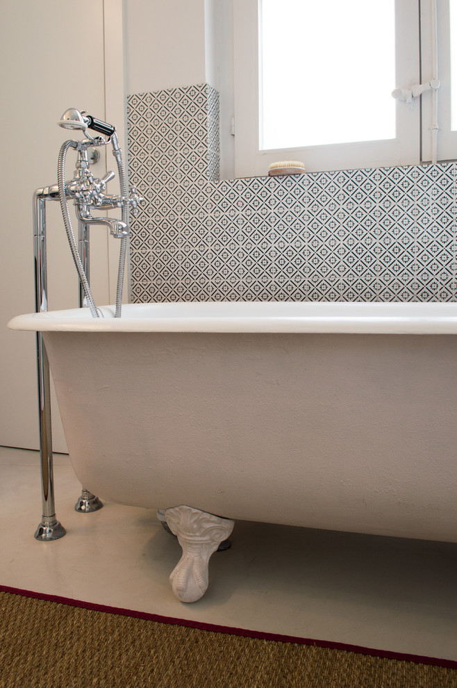 Ejemplo de cuarto de baño tradicional con microcemento
