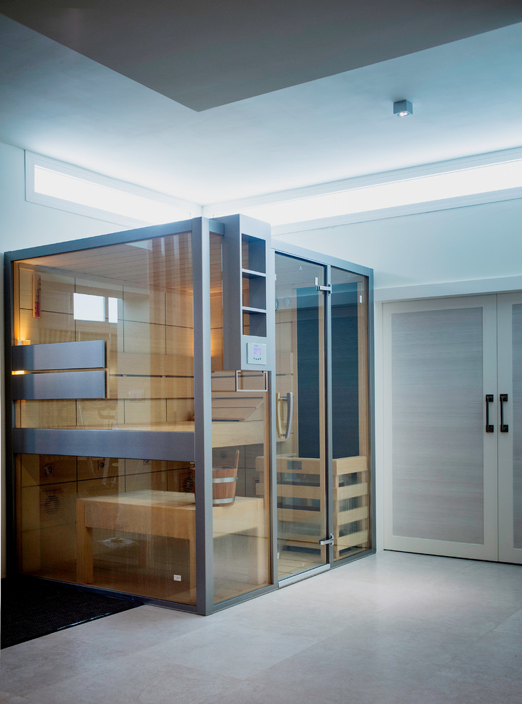 Diseño de sótano con ventanas contemporáneo grande con paredes beige y suelo de baldosas de cerámica