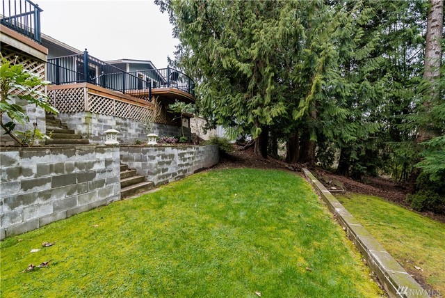 Custom Deck contemporary-garden