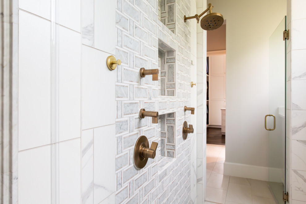 Идея дизайна: ванная комната в стиле неоклассика (современная классика) с белой плиткой, мраморной плиткой, полом из керамогранита, двойным душем, душем с распашными дверями и нишей