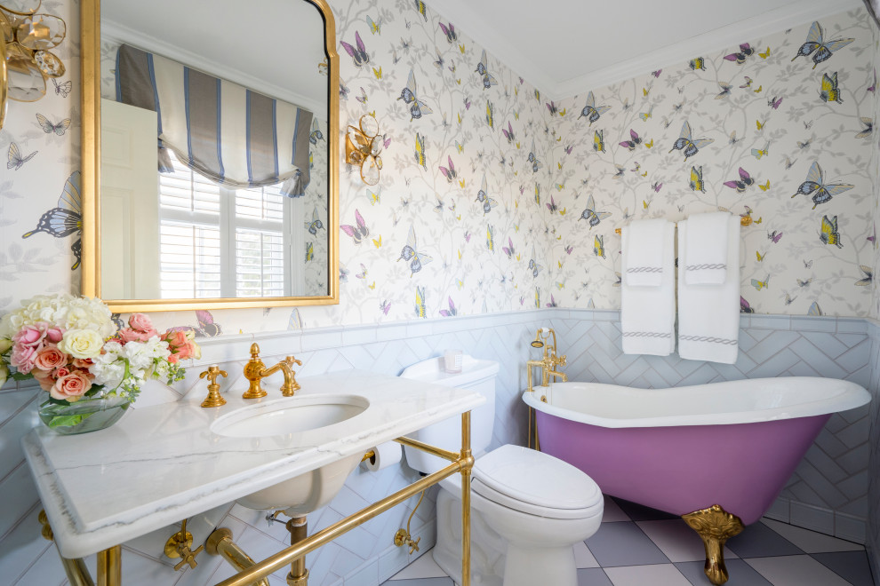 Bild på ett vintage vit vitt badrum, med ett badkar med tassar, blå kakel, keramikplattor, flerfärgade väggar, klinkergolv i keramik, bänkskiva i kvarts och blått golv
