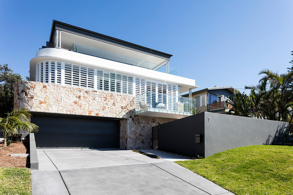 This is an example of a mid-sized arts and crafts exterior in Sunshine Coast.