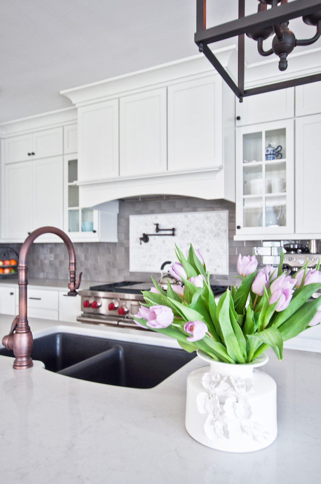 Kitchen - transitional kitchen idea in Nashville