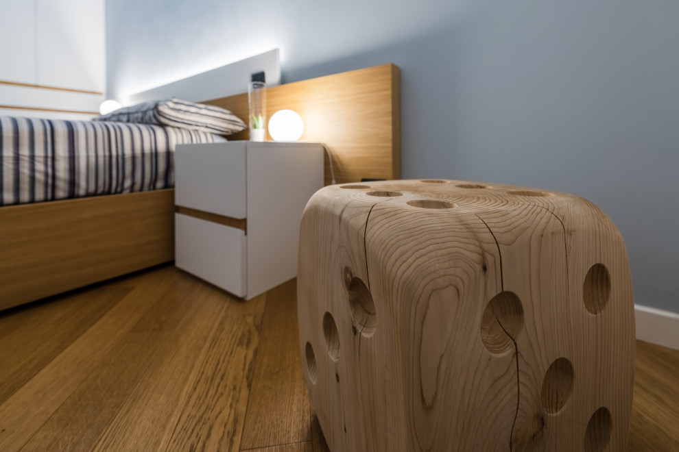 Imagen de dormitorio principal nórdico grande con paredes multicolor, suelo de madera clara, suelo beige y vigas vistas