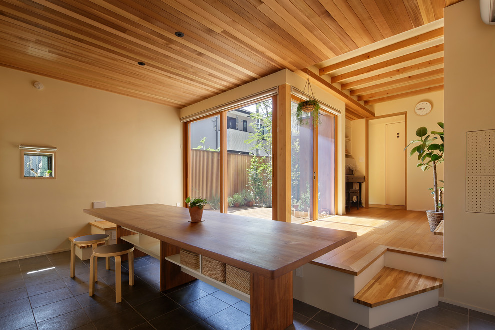 Design ideas for a scandinavian dining room in Tokyo.