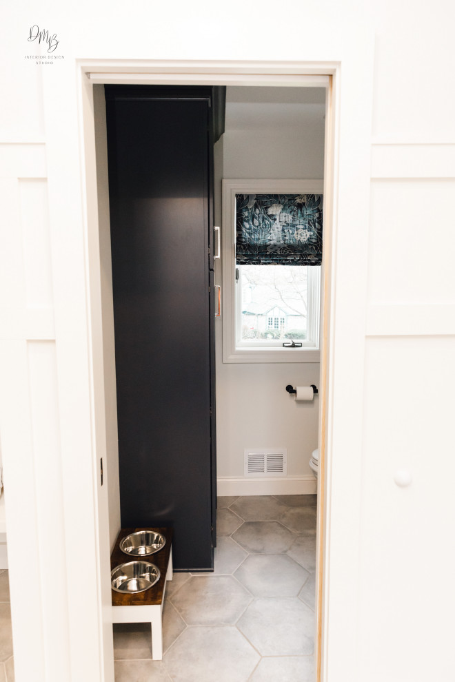 Klassische Gästetoilette mit Wandtoilette mit Spülkasten, weißer Wandfarbe, Porzellan-Bodenfliesen, Sockelwaschbecken, grauem Boden und weißer Waschtischplatte in Sonstige