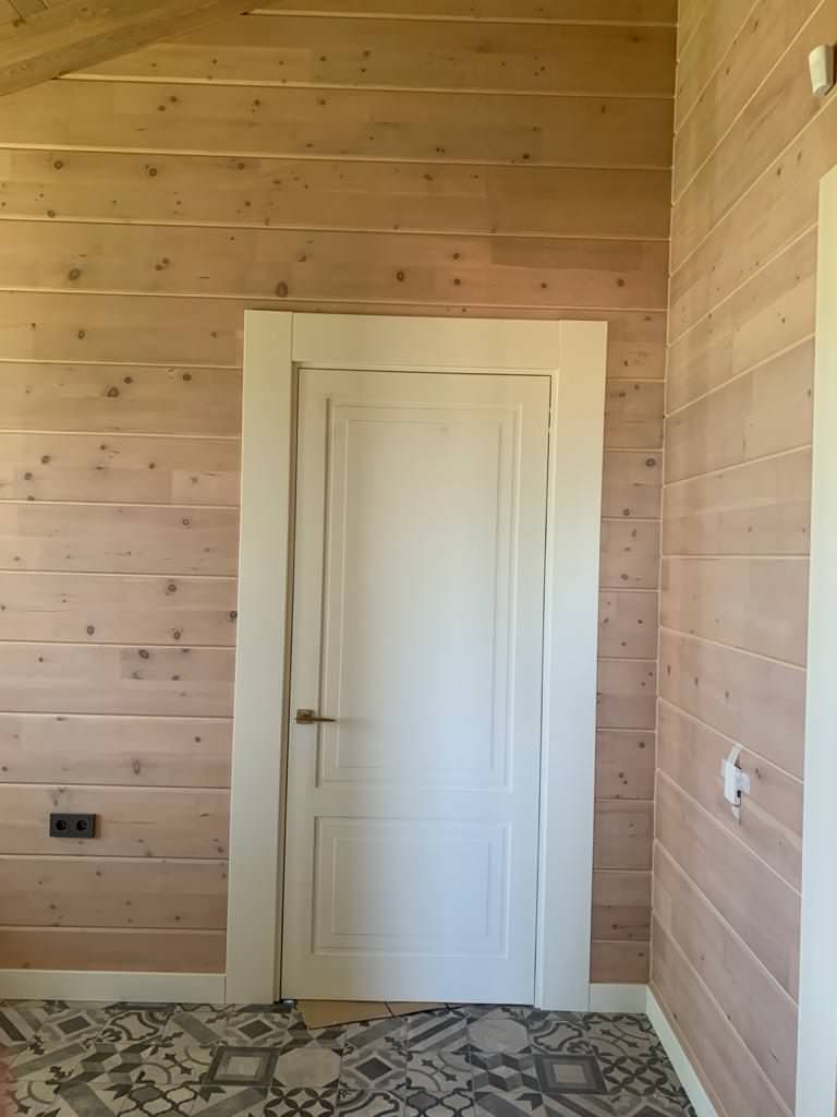 Двери Boston в частном интерьере с широким наличником