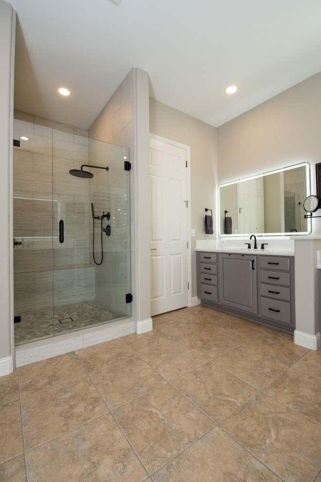 Cette photo montre une salle de bain principale moderne avec un plan de toilette en quartz modifié.