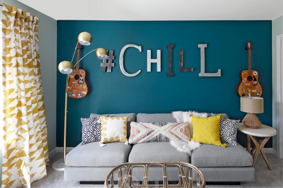 Foto på ett mellanstort funkis könsneutralt tonårsrum kombinerat med lekrum, med blå väggar, heltäckningsmatta och grått golv