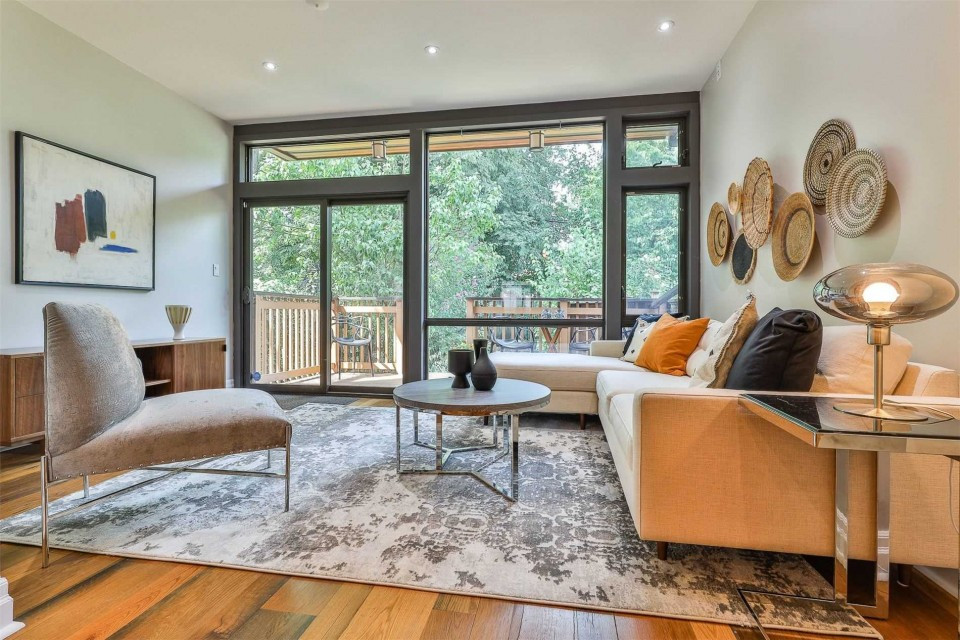 Transitional home design photo in Toronto
