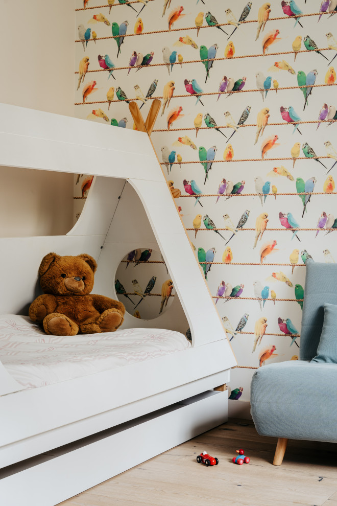 Imagen de dormitorio infantil contemporáneo con paredes blancas, suelo de madera clara, suelo beige y papel pintado