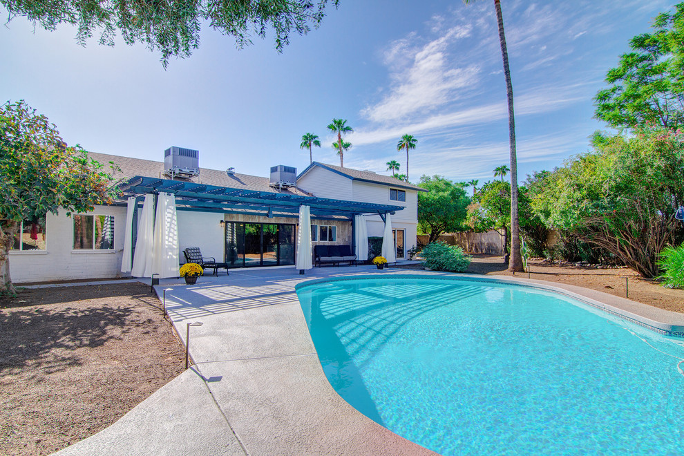 Inspiration for a transitional pool remodel in Phoenix