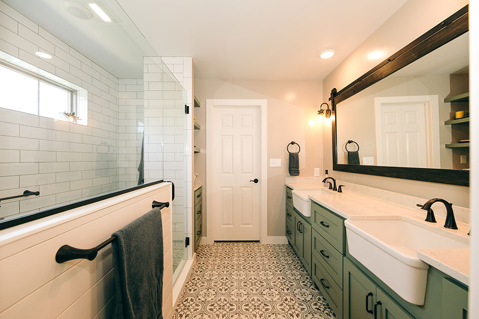 Свежая идея для дизайна: большая главная ванная комната в стиле кантри с фасадами в стиле шейкер, зелеными фасадами, душем в нише, раздельным унитазом, белой плиткой, плиткой кабанчик, бежевыми стенами, полом из керамогранита, врезной раковиной, столешницей из искусственного кварца, разноцветным полом, душем с распашными дверями, белой столешницей, сиденьем для душа, тумбой под две раковины и встроенной тумбой - отличное фото интерьера