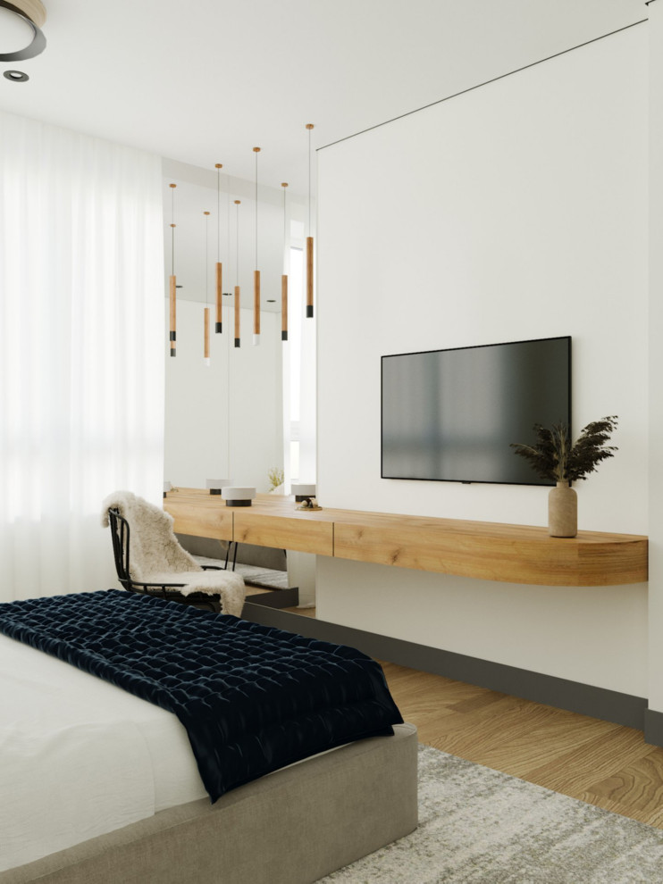 Идея дизайна: хозяйская спальня среднего размера, в белых тонах с отделкой деревом в современном стиле с белыми стенами, бежевым полом и телевизором