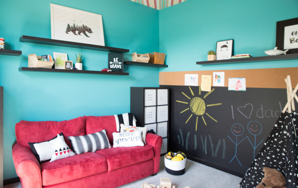 Idee per una stanza dei giochi minimalista di medie dimensioni con pareti blu, moquette e pavimento grigio