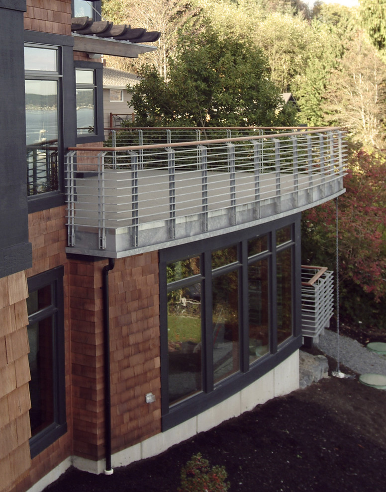 Large modern backyard verandah in Seattle.