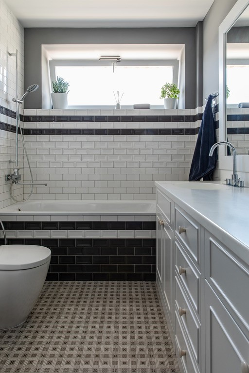 Exempel på ett mellanstort klassiskt vit vitt en-suite badrum, med luckor med upphöjd panel, vita skåp, ett badkar i en alkov, våtrum, en vägghängd toalettstol, vit kakel, vita väggar, klinkergolv i keramik, ett undermonterad handfat och beiget golv