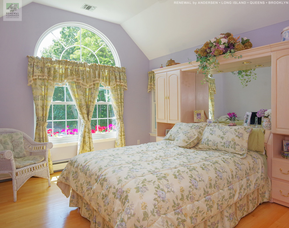 Ispirazione per una camera matrimoniale di medie dimensioni con pareti viola, parquet chiaro, nessun camino, pavimento beige e soffitto a volta