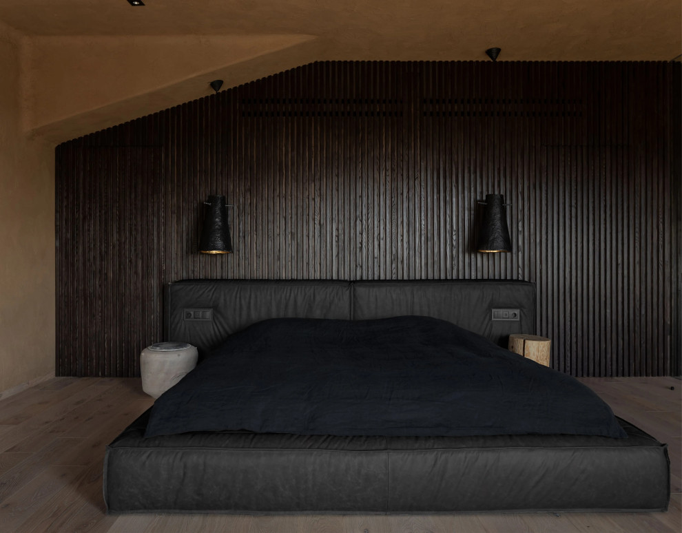 Идея дизайна: хозяйская спальня среднего размера в восточном стиле с бежевыми стенами, светлым паркетным полом и бежевым полом