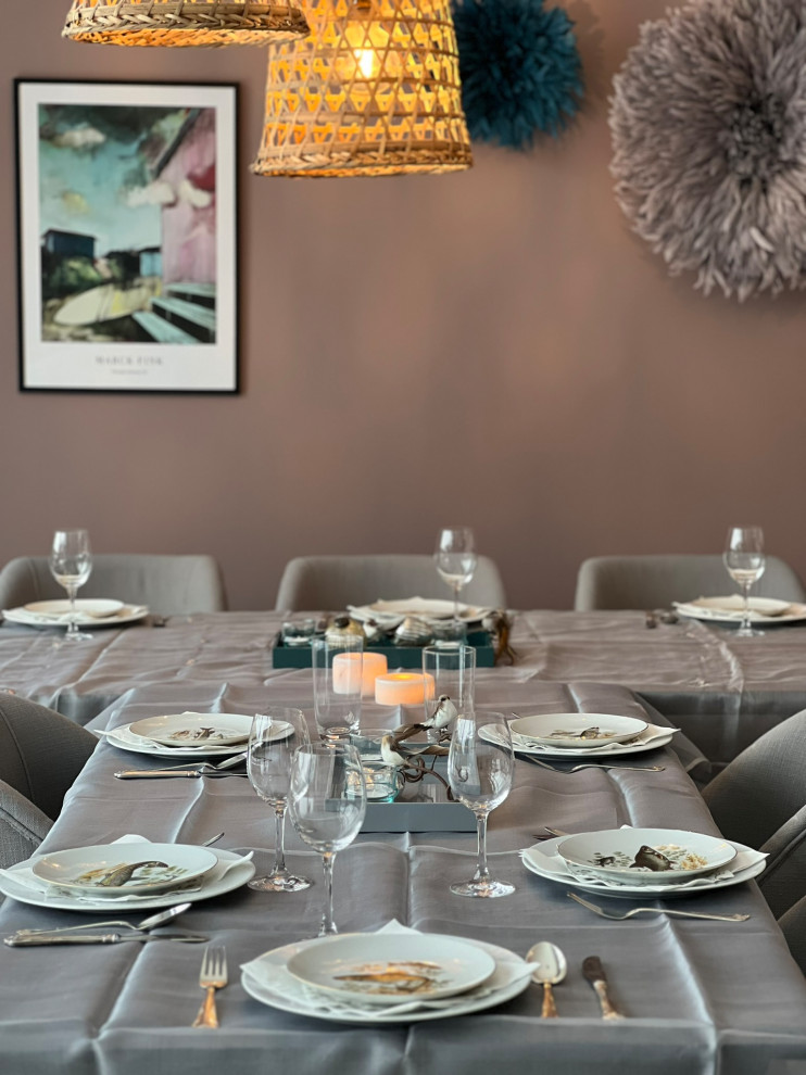 Idée de décoration pour une salle à manger nordique avec un mur rose.
