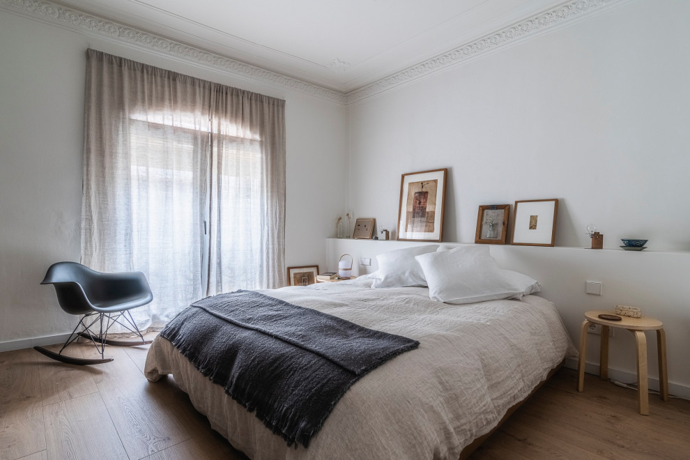 Идея дизайна: большая хозяйская спальня в современном стиле с белыми стенами, светлым паркетным полом, коричневым полом и кессонным потолком
