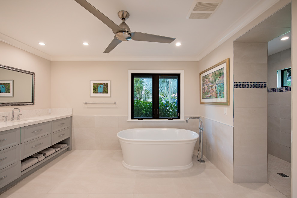 Immagine di una stanza da bagno stile marino con vasca freestanding e doccia aperta