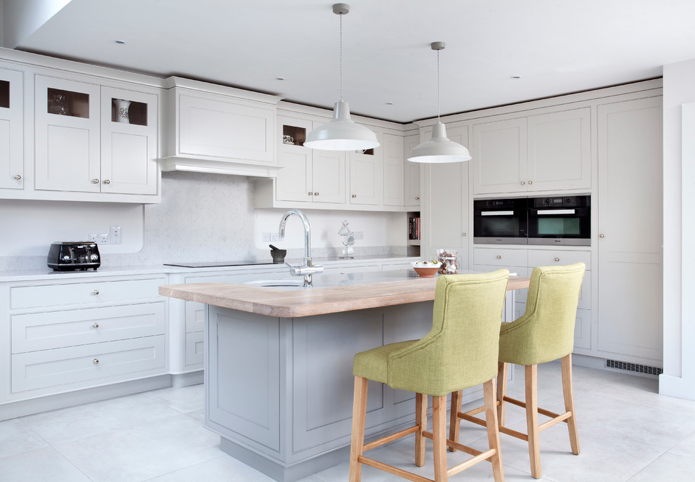 Inspiration for a mid-sized transitional u-shaped eat-in kitchen in Dublin with an undermount sink, shaker cabinets, grey cabinets, grey splashback, stainless steel appliances, ceramic floors and with island.