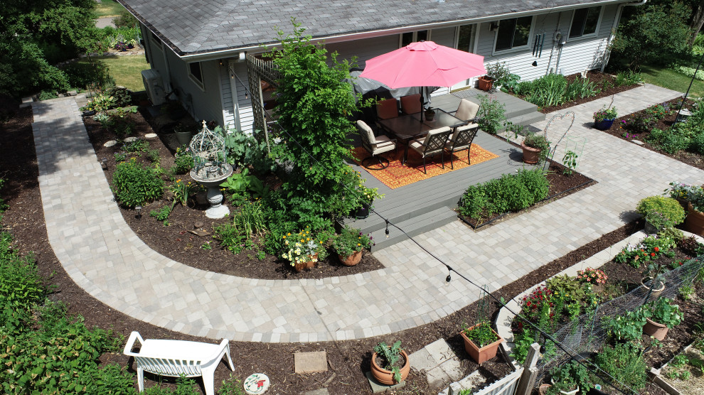 На фото: летний участок и сад на заднем дворе с мощением тротуарной плиткой