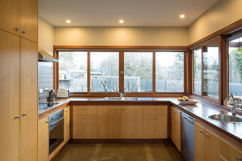 Inspiration for a contemporary kitchen in Wollongong.