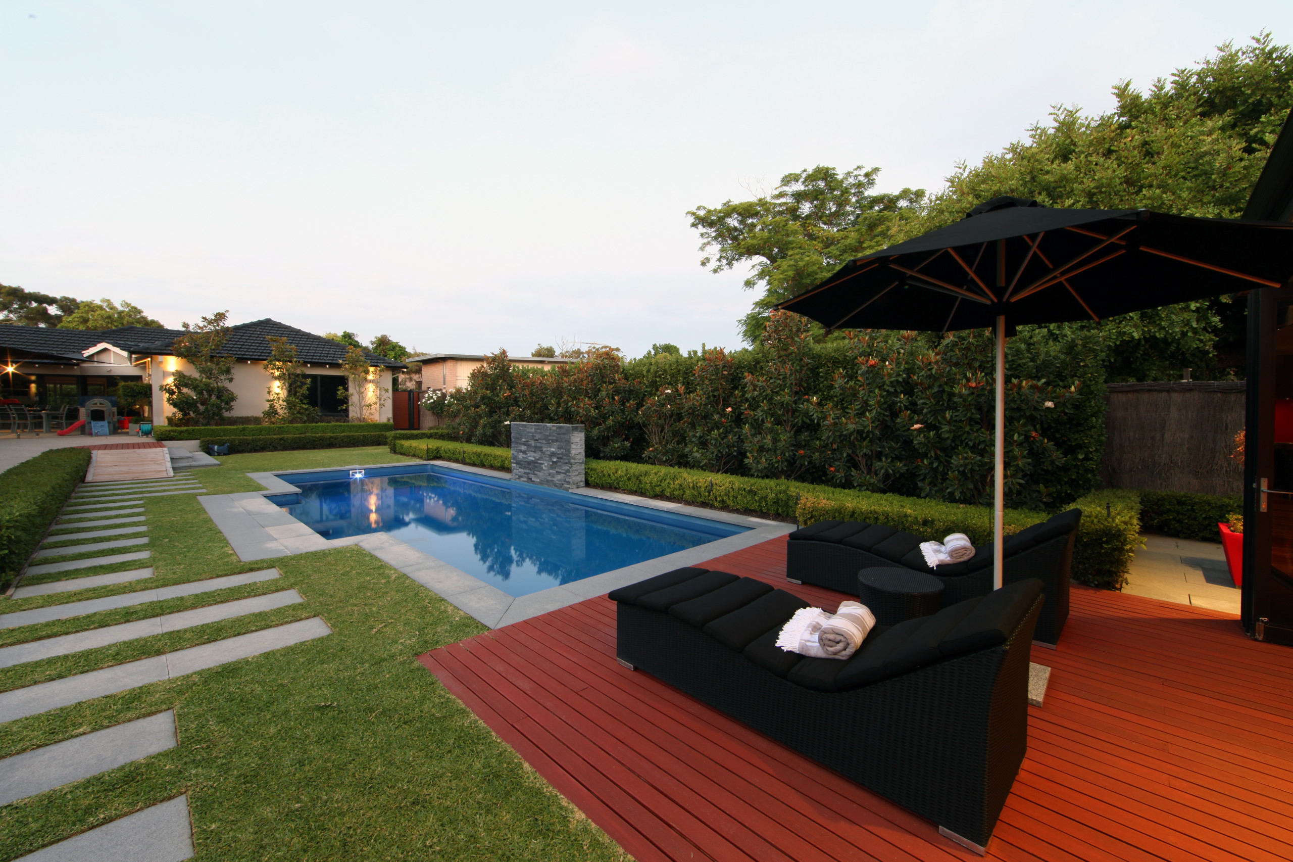 New Single Storey Contemporary Home Outdoor Garden