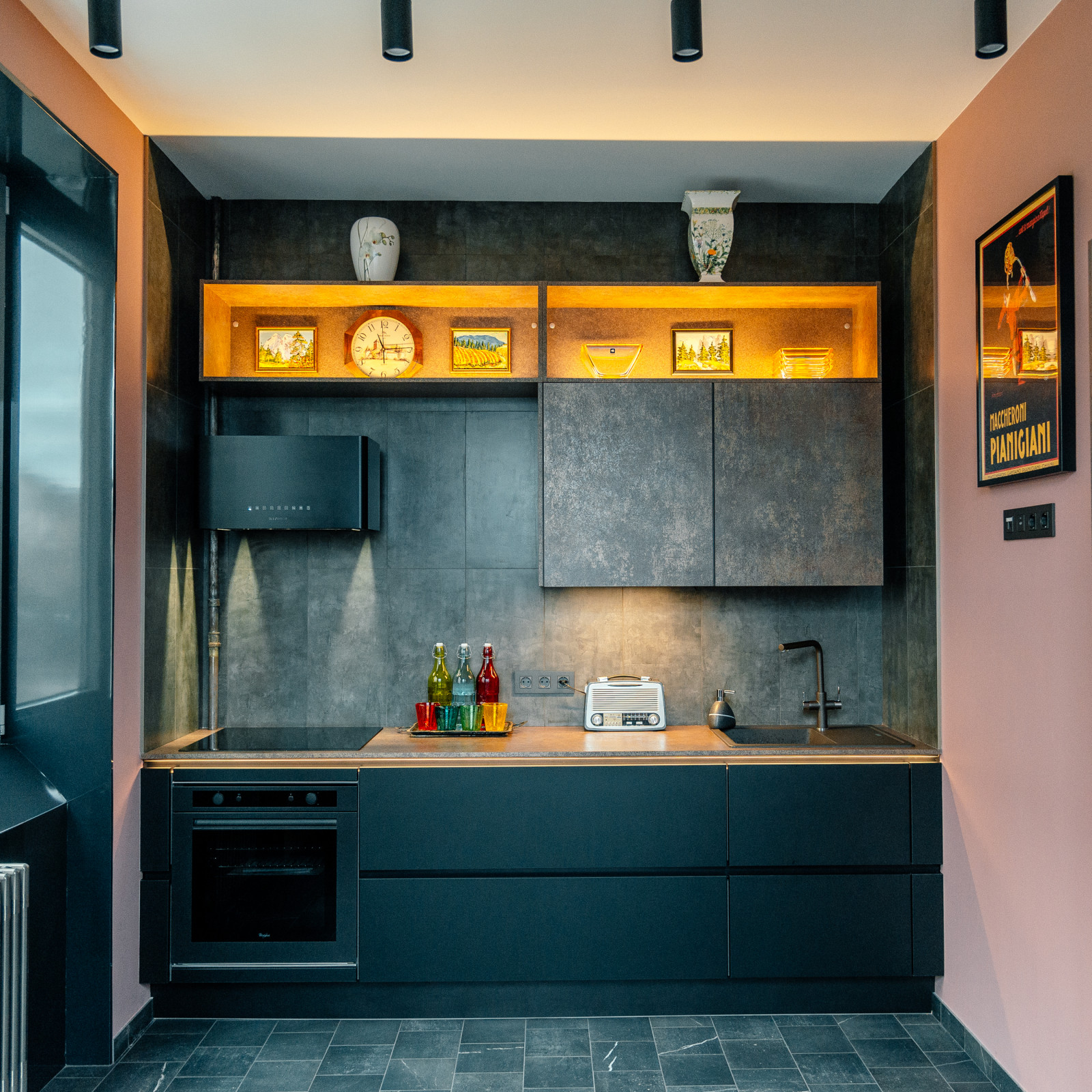 Яркая кухня для ярких хозяев!