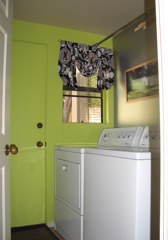 This is an example of a contemporary laundry room in Los Angeles.