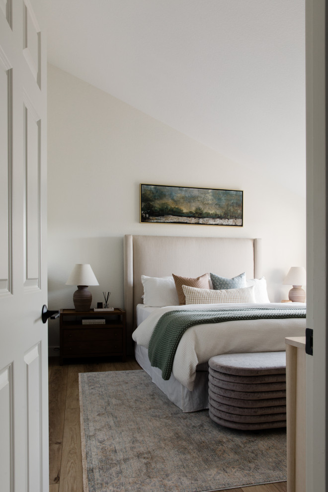 Imagen de dormitorio principal clásico renovado de tamaño medio con paredes blancas, suelo vinílico y suelo beige
