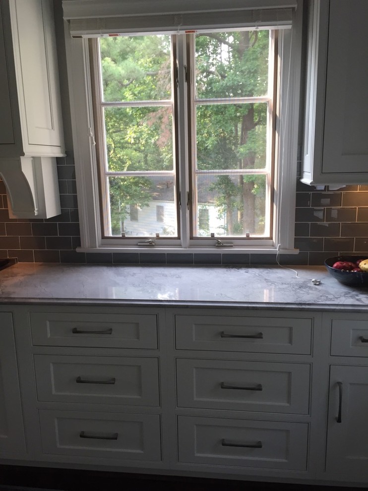 Kitchen - transitional kitchen idea