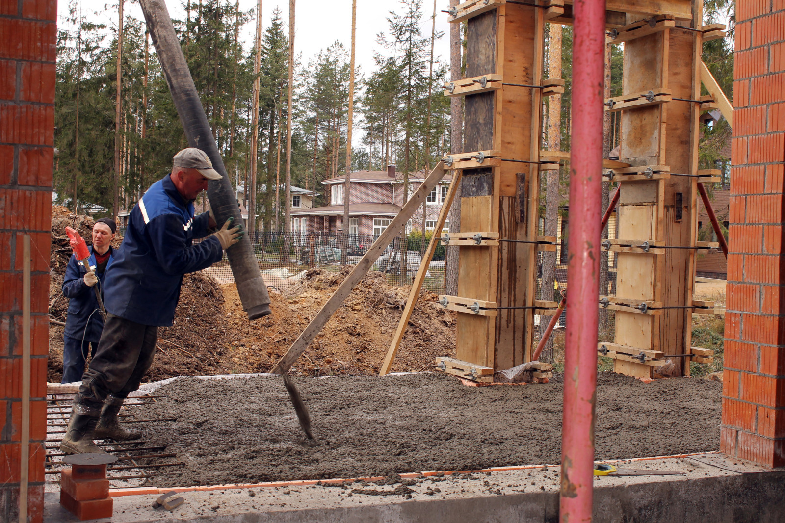 Дом из кирпича в "Охтинском парке"
