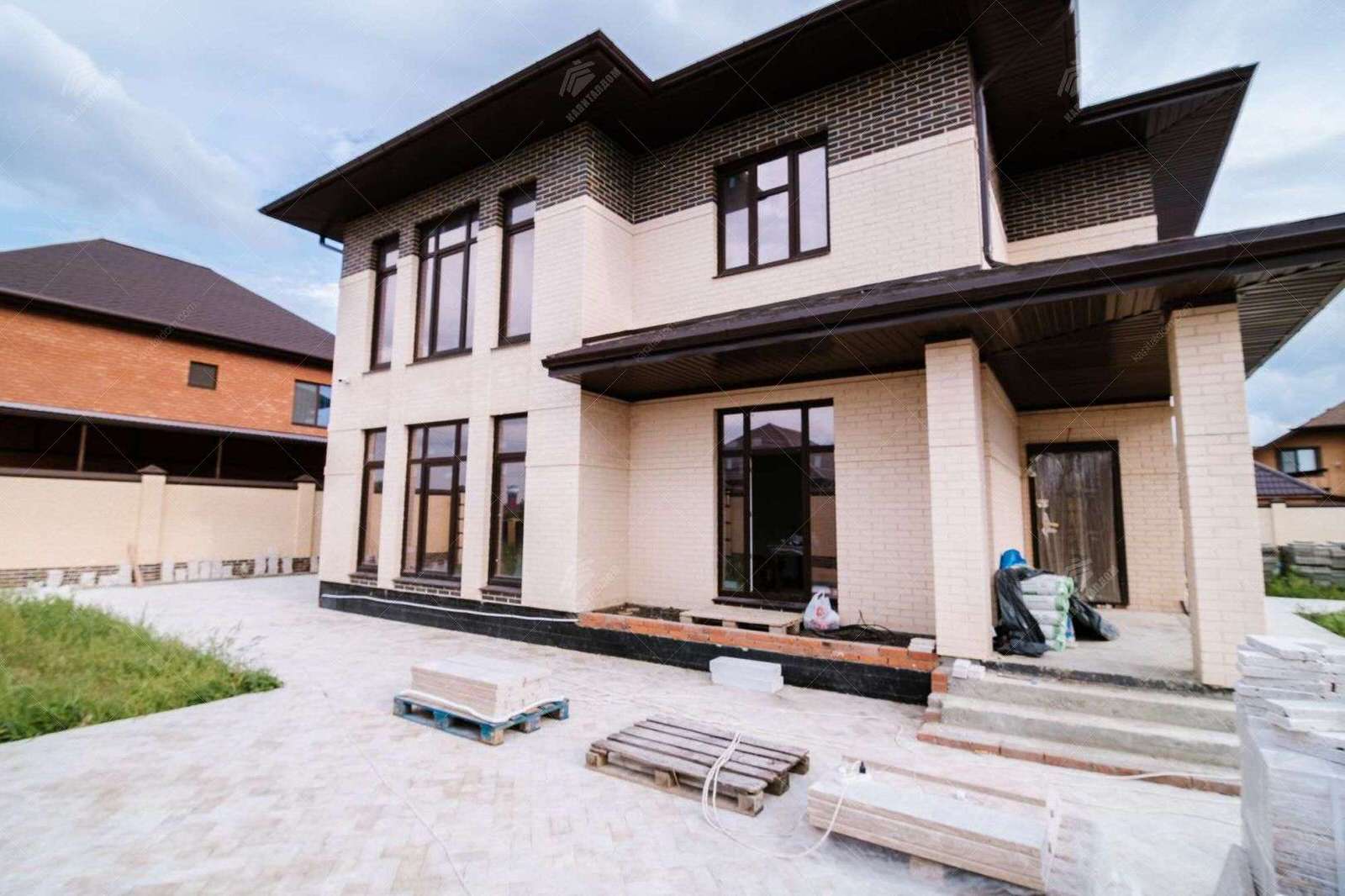 Дом с бассейном под Краснодаром